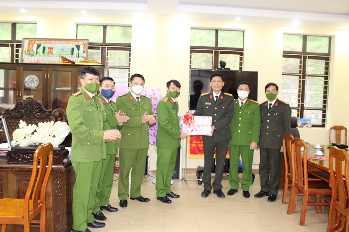 Phó Giám đốc CATP thăm, chúc Tết Công an huyện Cát Hải